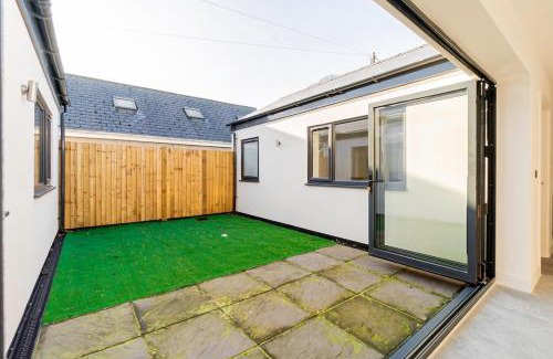 Llanrumney Casa | Luxury Home with Parking near Everything! Netflix, Pool, Gaming - Long Stay Savings - Perfect for NHS, Contractors, Relocators