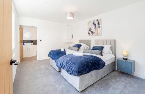 Llanrumney Casa | Luxury Home with Parking near Everything! Netflix, Pool, Gaming - Long Stay Savings - Perfect for NHS, Contractors, Relocators