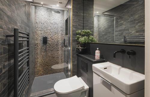 Bath Casa | Luxury Home with Terrace in Central Bath Sleeps 10
