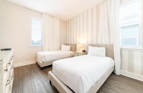 West Kissimmee Casa | Luxury Home With Themed Rooms, Air Hockey Near Disney With Waterpark & Resort Access At Encore Resort - 7699Gr