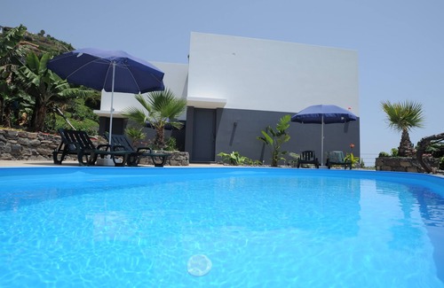 Arco da Calheta Casa | Lujoso-Casa-Baño con ducha-Vista al Mar-Casa Frangipani