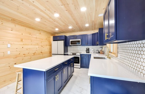 Tannersville Casa | Luxury House Hot Tub, Sauna, Game room