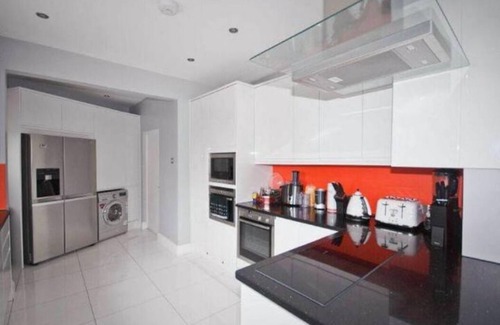 Hatch End Casa | Luxury House in Pinner, 30 min to Central London!