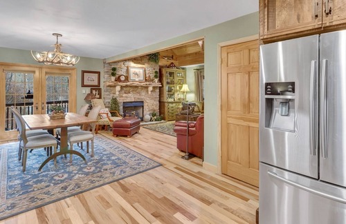 Maggie Valley Casa | Casa de lujo con ascensor en arroyo con cascadas en 43 acres en las montañas!