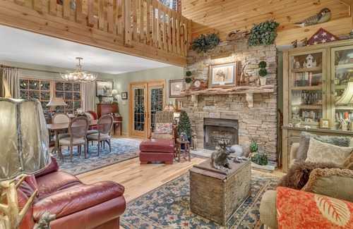 Maggie Valley Casa | Casa de lujo con ascensor en arroyo con cascadas en 43 acres en las montañas!