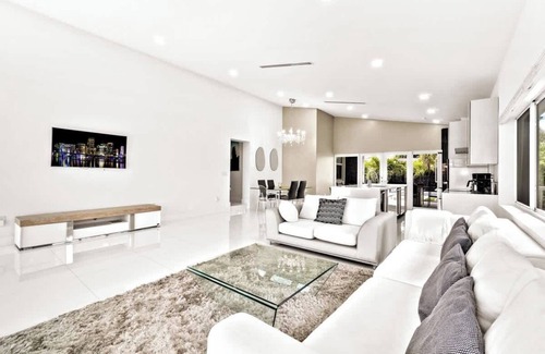 North Bay Village Casa | Luxury House 4 beds Pool w Jaccuzzi