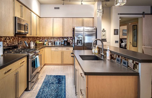 Downtown Steamboat Springs Condominio | ** PISO DE LUJO EN EL CENTRO DE LA CIUDAD ** Guarda esquís * 1750sf * A pie de 100 tiendas / restaurantes * Garaje