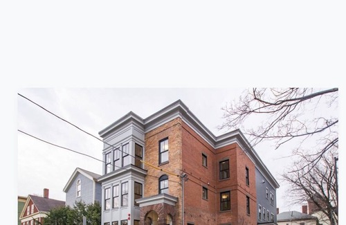 Central Square Condominio | Luxury in the city. Off street parking. Walk to MIT and Harvard
