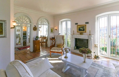 Brezzo di Bedero Villa | Lujosa villa de los lagos italianos con piscina. Vistas de 360 grados. Capacidad para 11 personas.