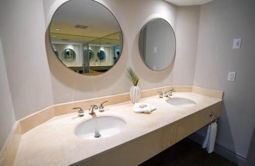 Oro-Medonte Apartamento | Luxury Jacuzzi Suite-Full Kitchen