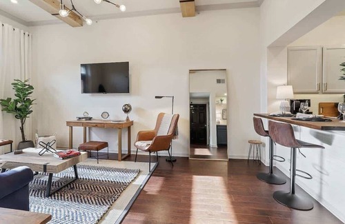 Mid City South Condominio | Luxury King bed condo w/pool gym and free parking