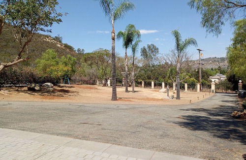 Mesa Rock Casa | Luxury King-Bed, Desk, Sofa, Fridge, 1 Acre Yard