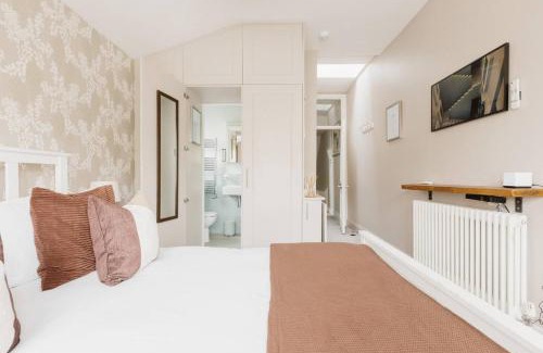 Larkhall Casa | Luxury King-bed Ensuite With Tranquil Garden Views