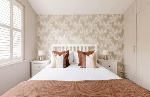Larkhall Casa | Luxury King-bed Ensuite With Tranquil Garden Views