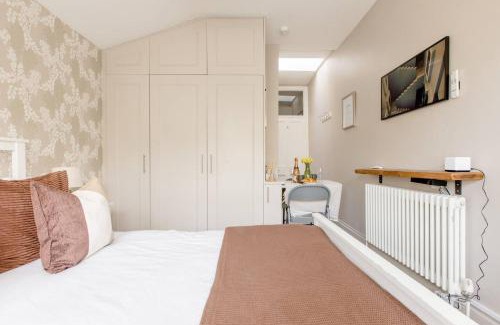 Larkhall Casa | Luxury King-bed Ensuite With Tranquil Garden Views