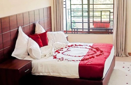 Ongata Rongai Cabina | Luxury King Room with Balcony in Karen Nairobi