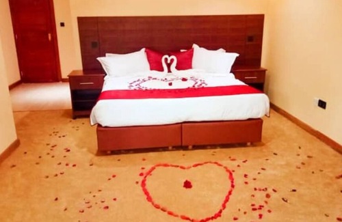 Ongata Rongai Cabina | Luxury King Room with Balcony in Karen Nairobi