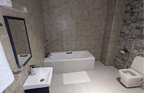 Ongata Rongai Cabina | Luxury King Room with Balcony in Karen Nairobi