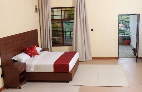 Ongata Rongai Cabina | Luxury King Room with Balcony in Karen Nairobi