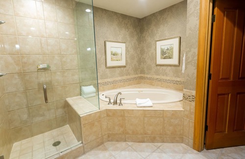 Deer Valley Apartamento | Luxury King Room With Mountain View Hotel Room by Redawning