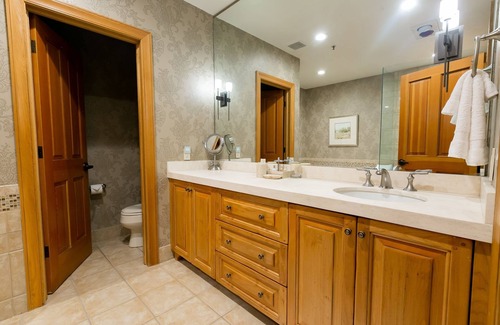 Deer Valley Apartamento | Luxury King Room With Mountain View Hotel Room by Redawning