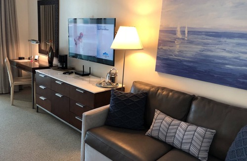 Coconut Grove Apartamento | Estudio de lujo con cama extragrande y balcón privado con vistas al océano. ¡El histórico Coconut Grove!
