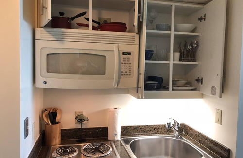Coconut Grove Apartamento | Estudio de lujo con cama extragrande y balcón privado con vistas al océano. ¡El histórico Coconut Grove!
