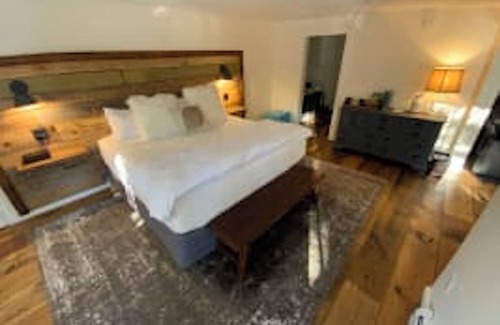 West Dover Complejo | Luxury King Suite, Living Room w/sofa bed, balcony, & 1.5 baths