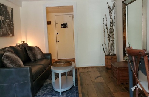 West Dover Complejo | Luxury King Suite, Living Room w/sofa bed, balcony, & 1.5 baths