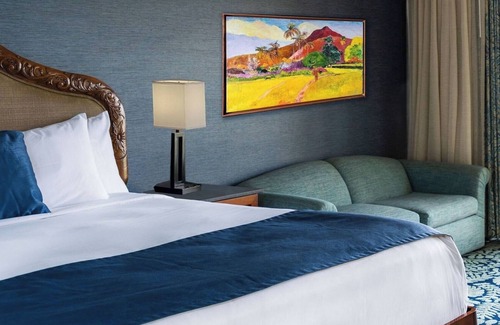 Crown Point Hotel | Luxury King Suite with Scenic Views | Catamaran Resort