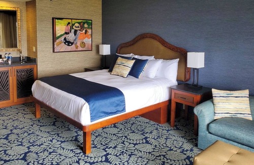 Crown Point Hotel | Luxury King Suite with Scenic Views | Catamaran Resort