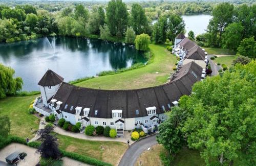 South Cerney Casa | Luxury Kingfisher Lodge, Isis Lake, within the Cotswold Waterpark