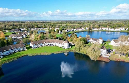 South Cerney Casa | Luxury Kingfisher Lodge, Isis Lake, within the Cotswold Waterpark