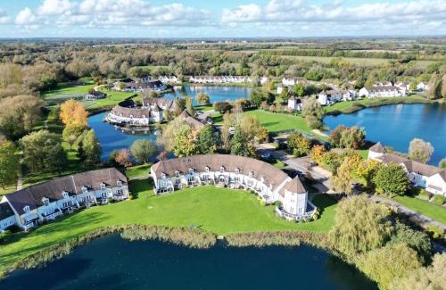 South Cerney Casa | Luxury Kingfisher Lodge, Isis Lake, within the Cotswold Waterpark