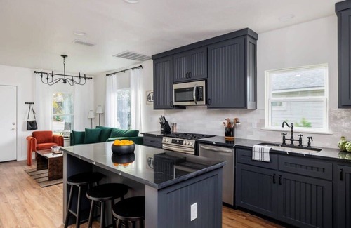 Holly Casa | Luxury Kitchen, 3br Bungalow | Eastsider - Portoro
