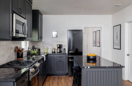Holly Casa | Luxury Kitchen, 3br Bungalow | Eastsider - Portoro
