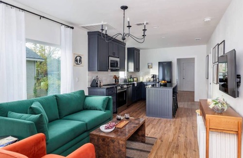 Holly Casa | Luxury Kitchen, 3br Bungalow | Eastsider - Portoro