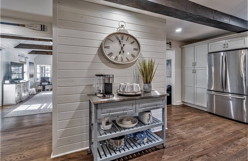 Gainesville Casa | Luxury Lake Front Cottage