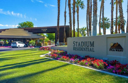 La Quinta Casa | De lujo frente al lago PGA West Townhome con increíbles vistas / patio privado Spa