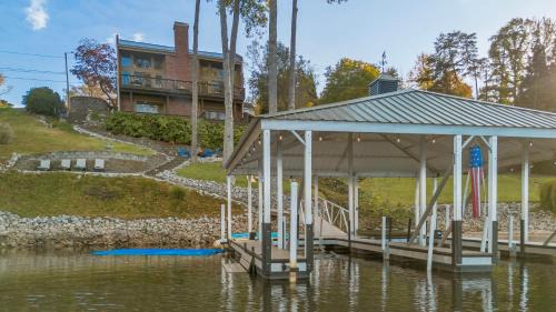 Inman Casa | Luxury Lake House in SC With Mountain Views!
