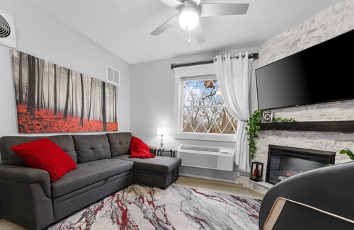 Indian Point Cabina | Luxury Lake Lodge 51 - Near Silver Dollar City!