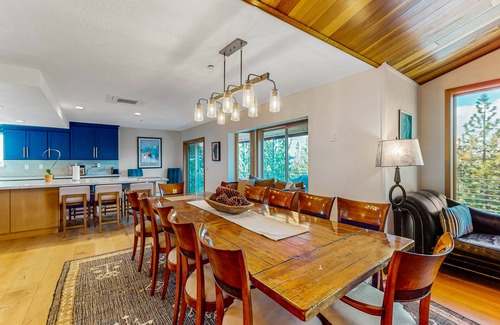 Round Hill Village Casa | Luxury lake-view home with spacious deck, sauna, golf room, & wet bar