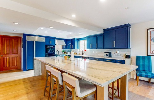 Round Hill Village Casa | Luxury lake-view home with spacious deck, sauna, golf room, & wet bar