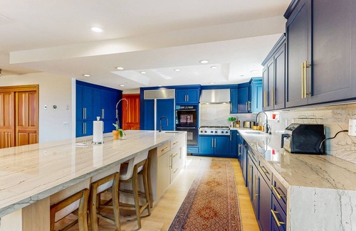 Round Hill Village Casa | Luxury lake-view home with spacious deck, sauna, golf room, & wet bar