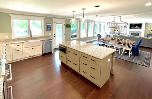 Gallatin Casa | Luxury Lakefront 30 min to Nashville Kayaks-Firepit-BBQ-PingPong-Foosball