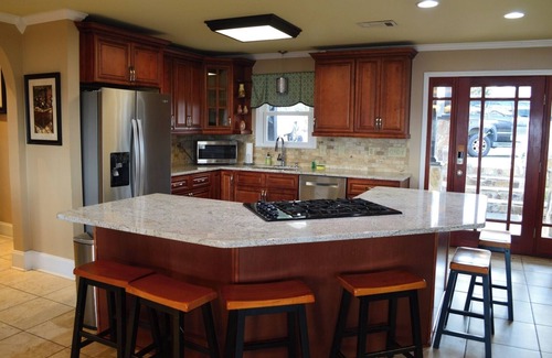 Gilbert Cabaña | Luxury Lakefront 4br: Hot Tub, Game Room & Wi-fi