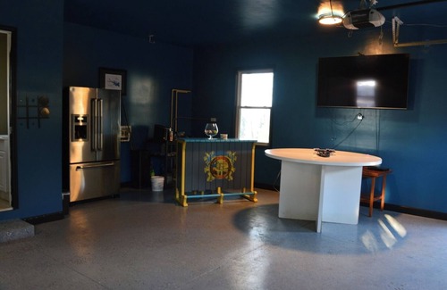 Gilbert Cabaña | Luxury Lakefront 4br: Hot Tub, Game Room & Wi-fi