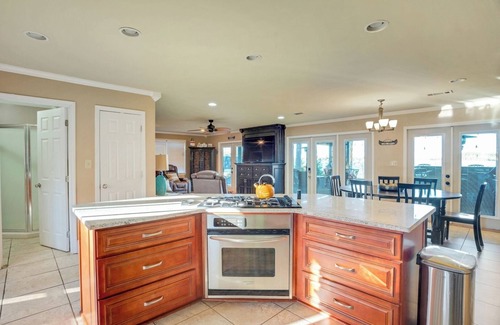 Gilbert Cabaña | Luxury Lakefront 4br: Hot Tub, Game Room & Wi-fi