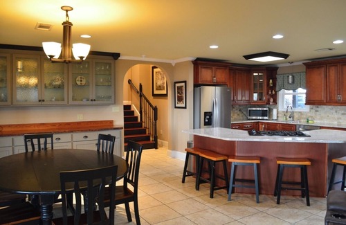 Gilbert Cabaña | Luxury Lakefront 4br: Hot Tub, Game Room & Wi-fi