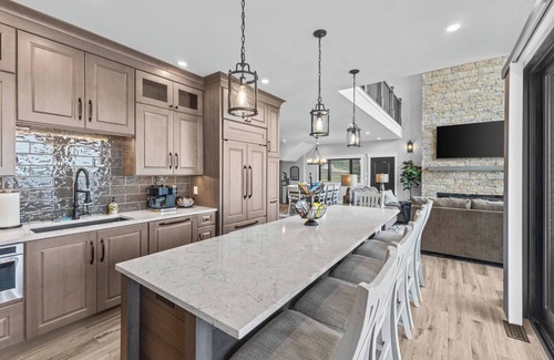 Colchester Villa | Luxury Lakefront 4BR w/ Beach
